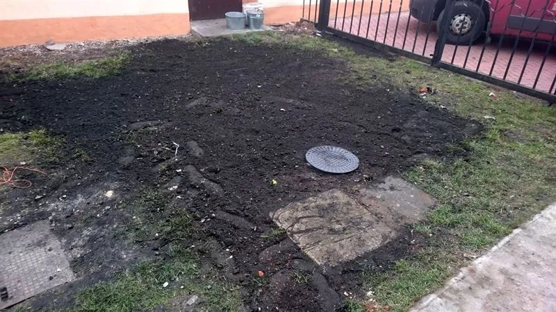 Kanalizační potrubí odkryté ve výkopu