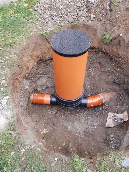 Osazená revizní šachta kanalizace v terénu