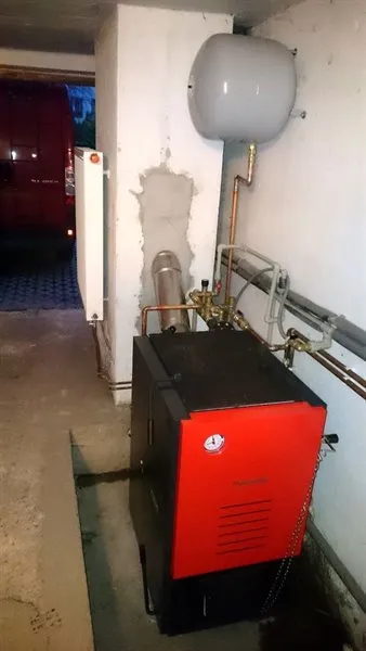 Zdroj tepla a rozvody topení v přehledně řešené kotelně